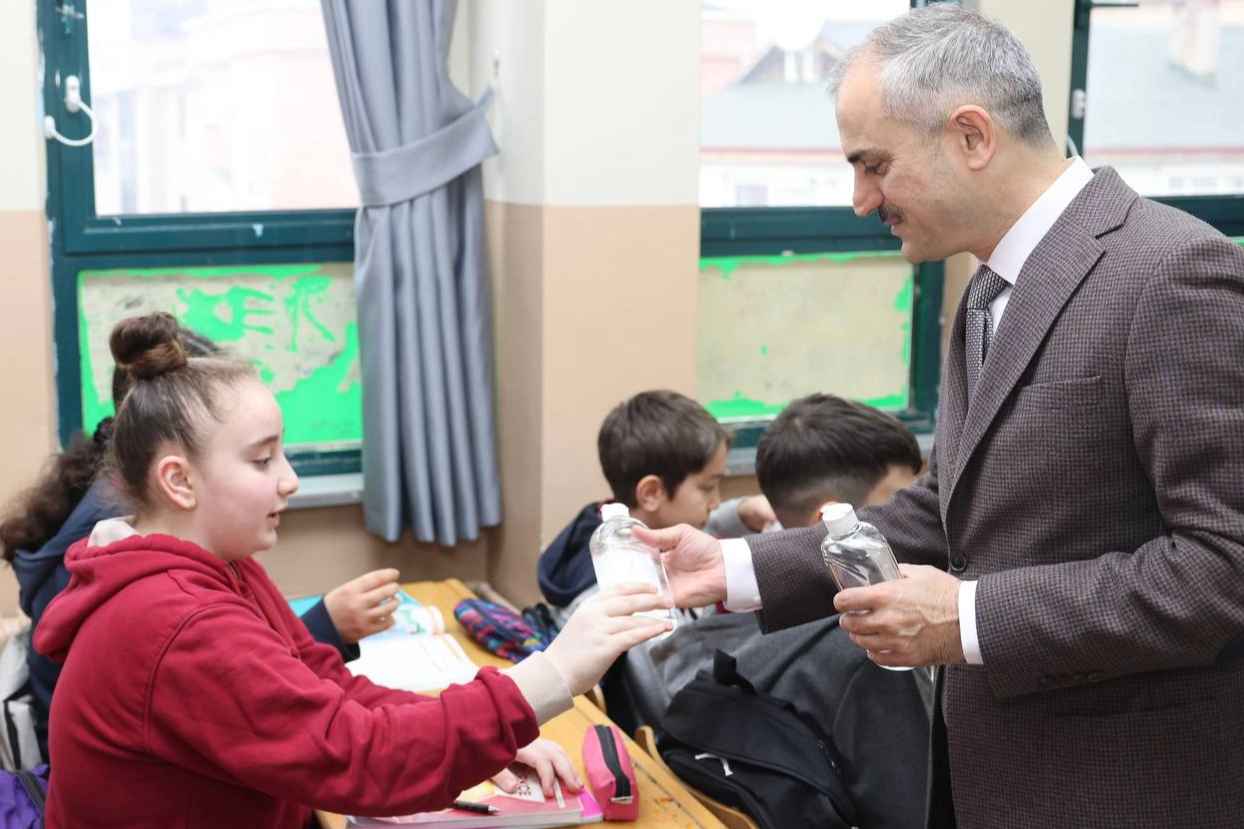 Çayırova Belediyesi’nden öğrencilere dezenfektan