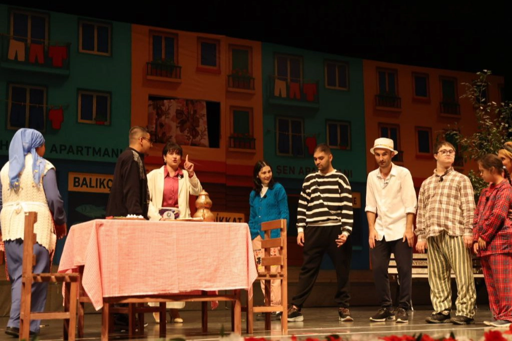 &Ccedil;ayırovalı &ouml;zel bireyler b&uuml;y&uuml;k alkış aldı