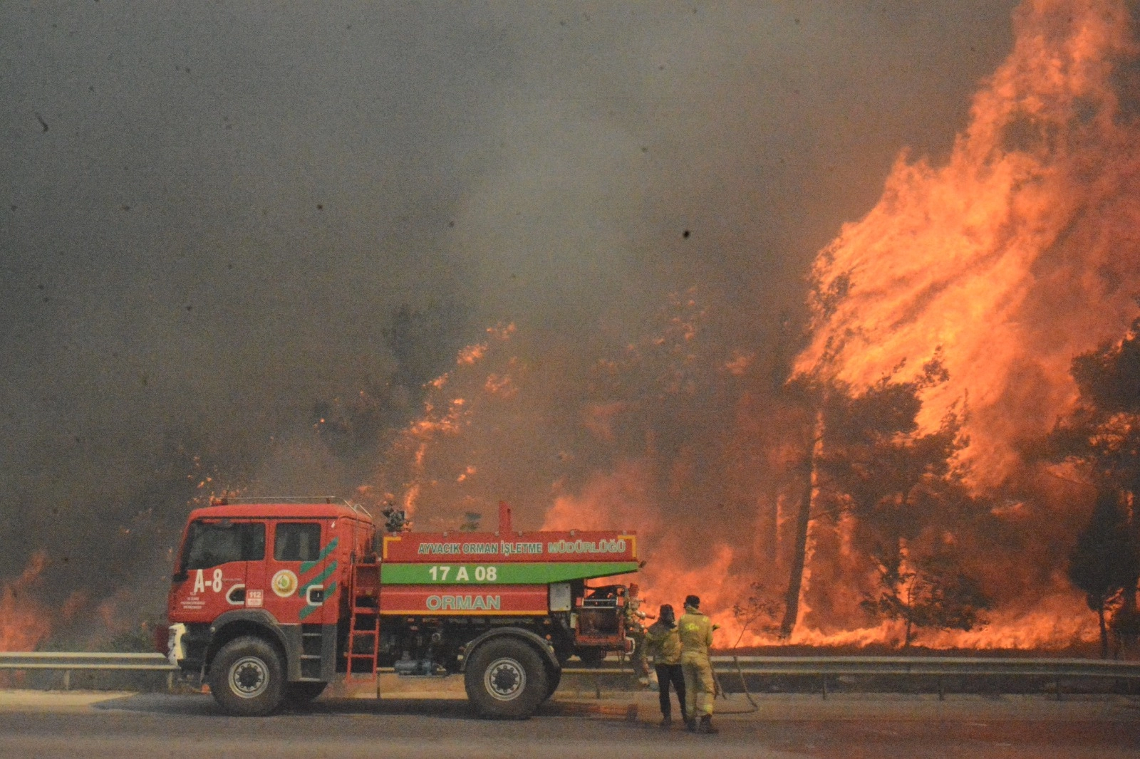 Orman yangınlarında son durum... Manisa ve &Ccedil;anakkale'de m&uuml;cadele s&uuml;r&uuml;yor