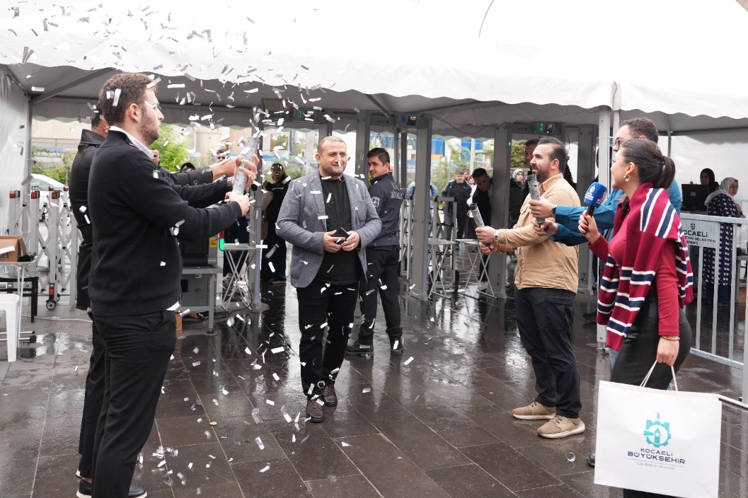 Kocaeli Kitap Fuarı&rsquo;nda 1 milyonuncu ziyaret&ccedil;iye konfetili karşılama