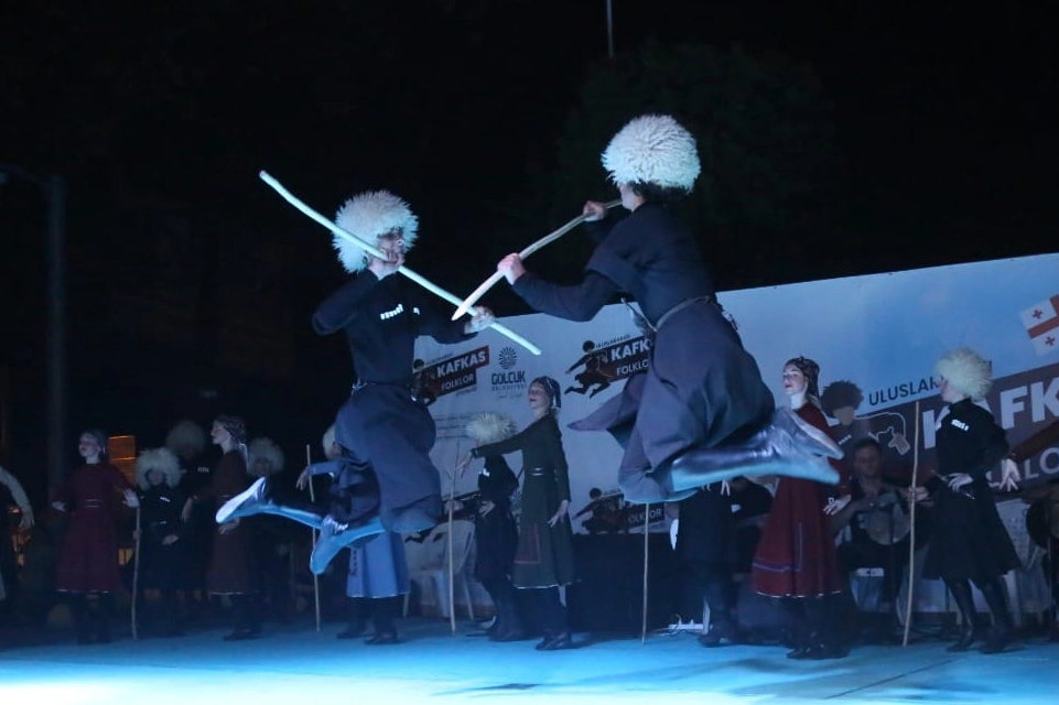 Kafkas Halk Oyunları G&ouml;lc&uuml;k'te resital sunacak