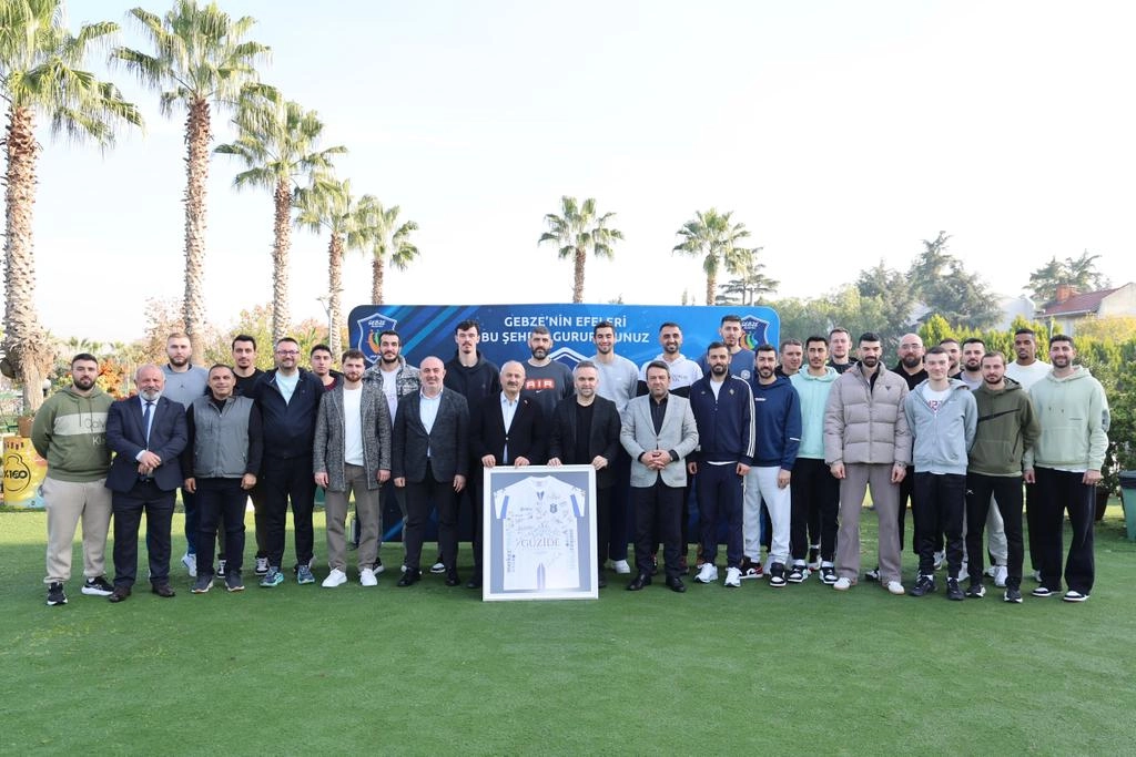 Gebze'de Başkan B&uuml;y&uuml;kg&ouml;z&rsquo;den voleybol takımına moral ziyareti