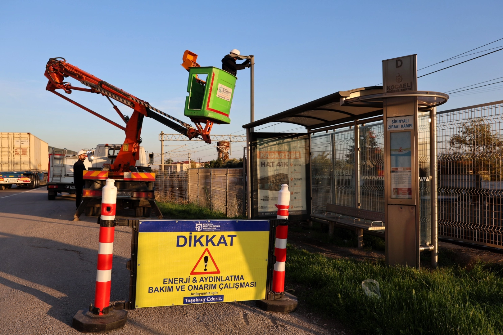 Kocaeli'de duraklara g&uuml;neş enerjili aydınlatma &ccedil;&ouml;z&uuml;m&uuml;