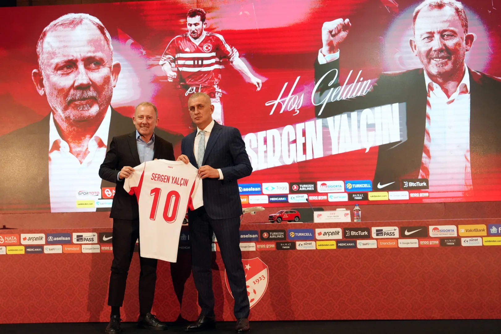 A Milli i&ccedil;in 4 yıllığa imza attı... Sergen Yal&ccedil;ın'ın A Takımı belli oldu