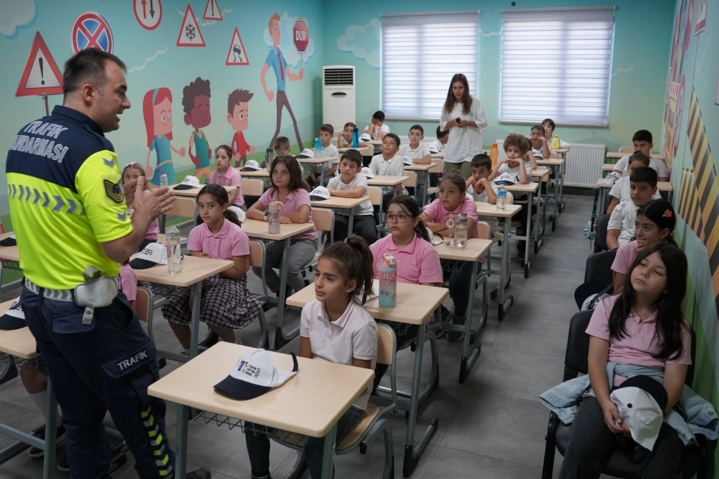 Kocaeli'de geleceğin bilin&ccedil;li s&uuml;r&uuml;c&uuml; ve yayaları yetiştiriliyor