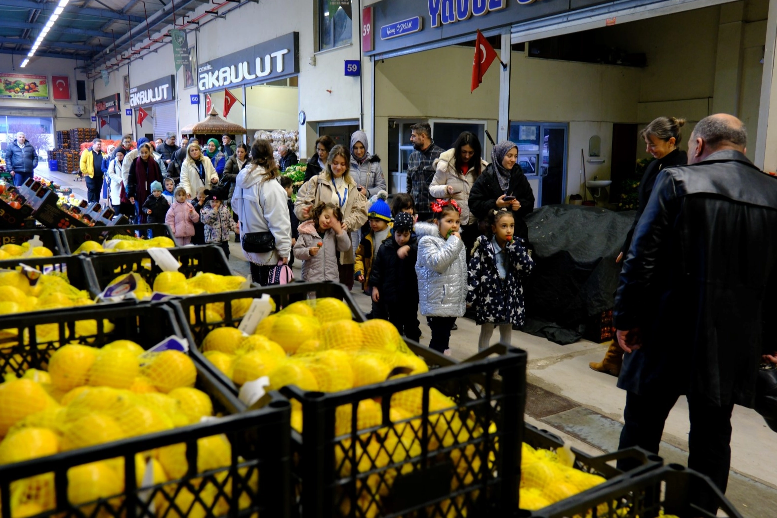 Kocaeli minikler, yerli malını hal binasında &ouml;ğrendi