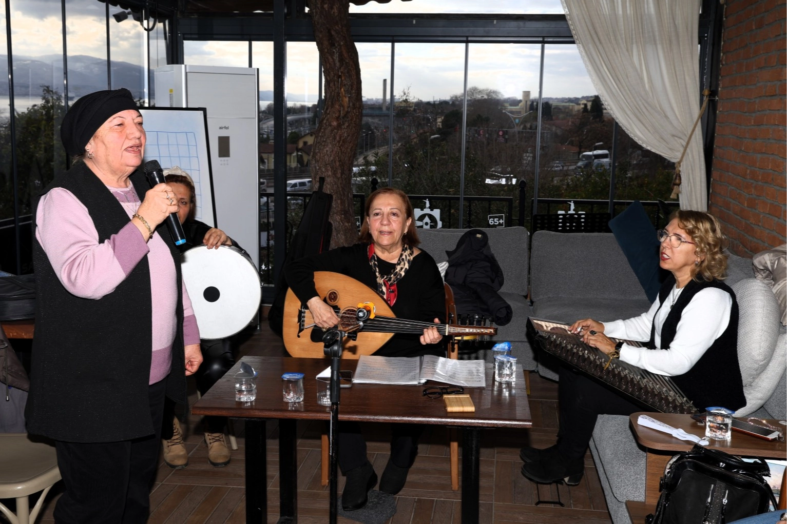 Kocaeli'de notalardan g&ouml;n&uuml;llere uzanan 'Saygınlar' korosu