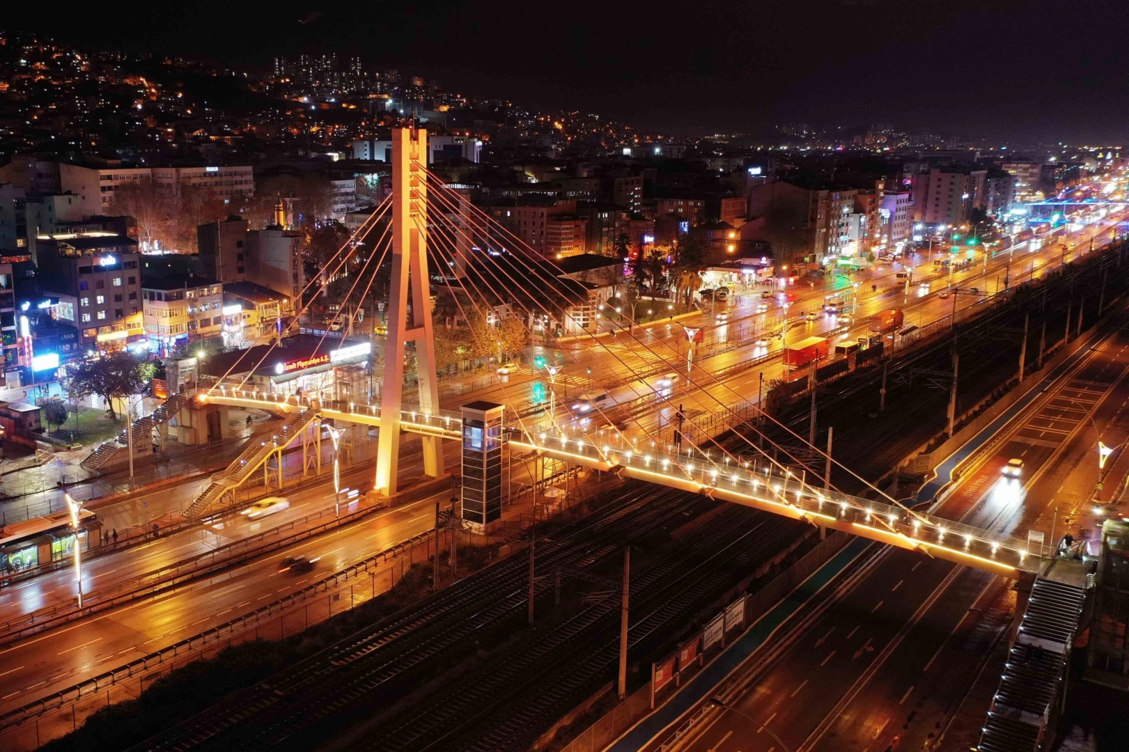 Kocaeli’de üst geçitler turuncuya büründü