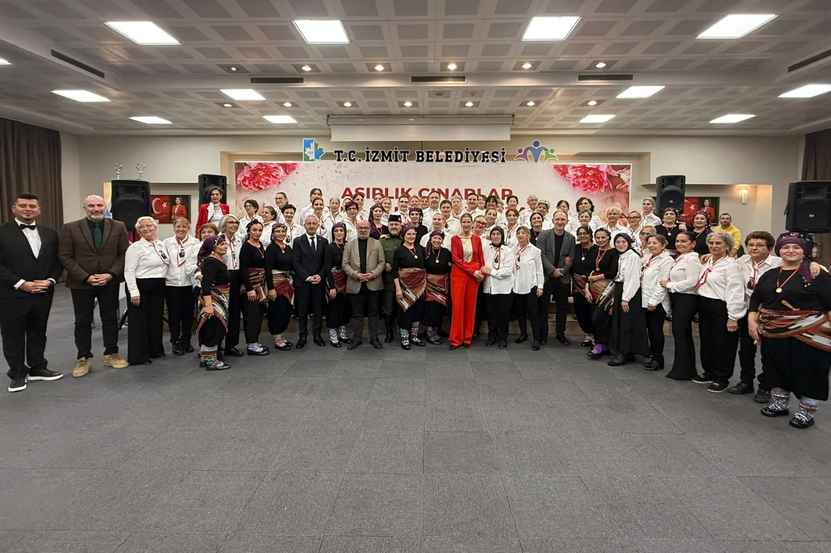 İzmit&rsquo;te Cumhuriyet kadınları ritim tuttu