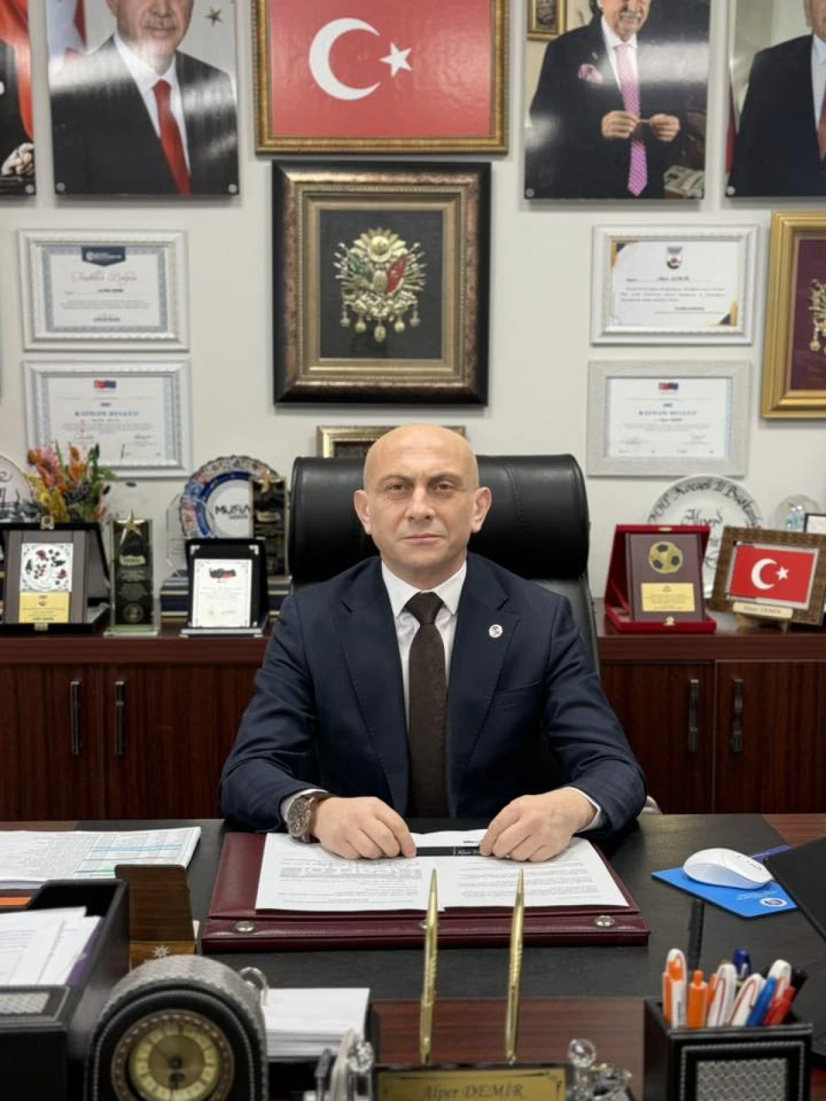 BAŞKAN ALPER DEMİR&rsquo;DEN SES SİSTEMİ D&Uuml;ZENLEMESİNE TEPKİ: CİHAZ DEĞİL, KULLANIM DENETLENMELİ!