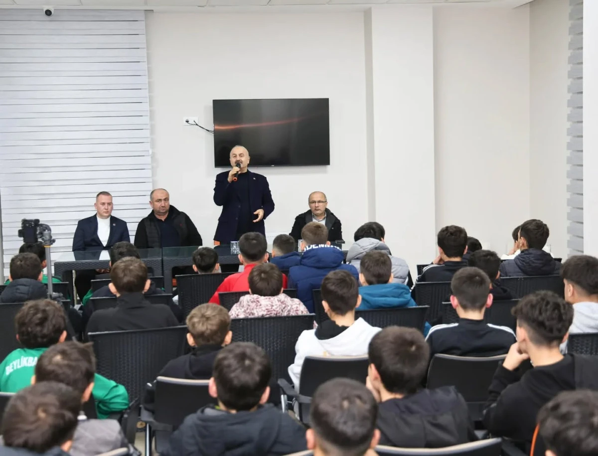 BAŞKAN B&Uuml;Y&Uuml;KG&Ouml;Z BEYLİKBAĞISPOR'UN GEN&Ccedil; FUTBOLCULARIYLA BULUŞTU