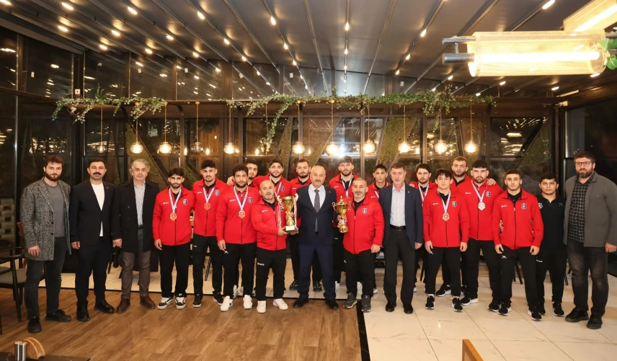 Başkan B&uuml;y&uuml;kg&ouml;z Şampiyon G&uuml;reş&ccedil;ileri Ağırladı