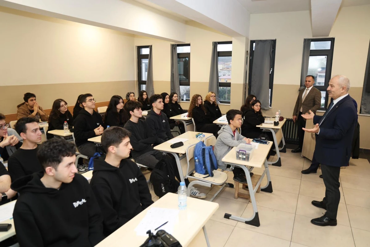 BAŞKAN B&Uuml;Y&Uuml;KG&Ouml;Z VE KAYMAKAM &Ouml;ZYİĞİT&rsquo;TEN OKUL ZİYARETİ