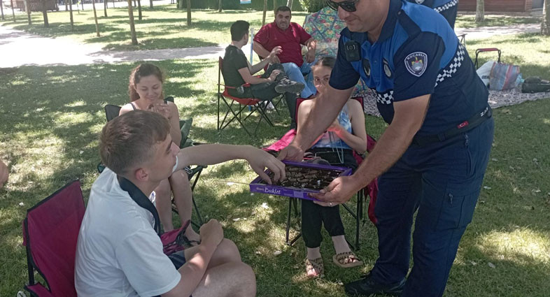 B&uuml;y&uuml;kşehir Zabıtasından tatilcilere &ccedil;ikolata ikramı