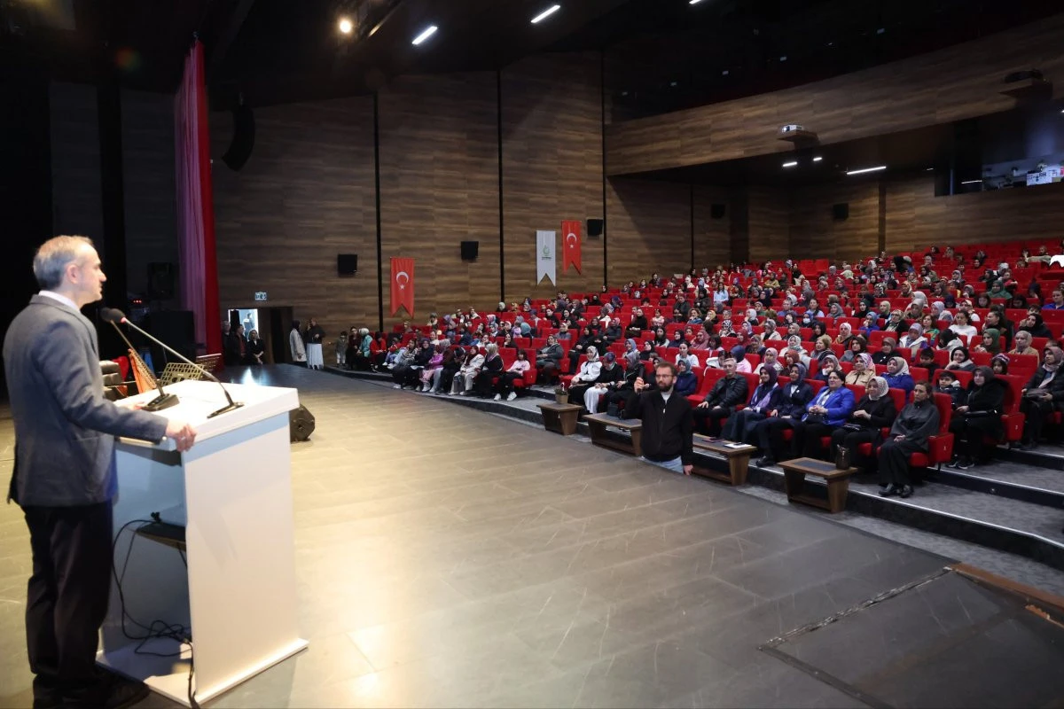 &Ccedil;ayırova&rsquo;da 8 Mart Coşkusu: Kanun Sesi Şiirle Buluştu