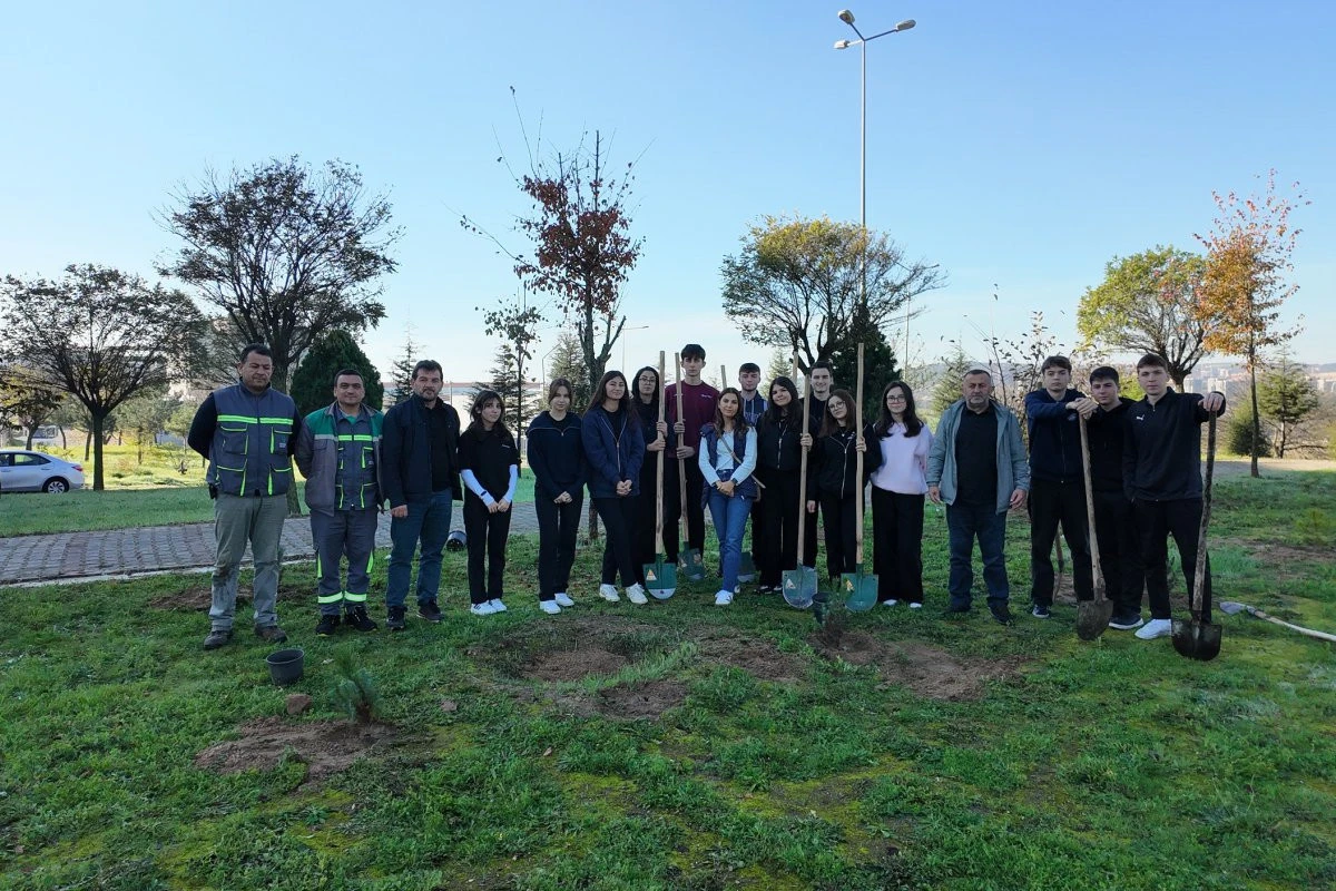 &Ccedil;ayırovalı &ouml;ğrenciler, fidanları toprakla buluşturdu