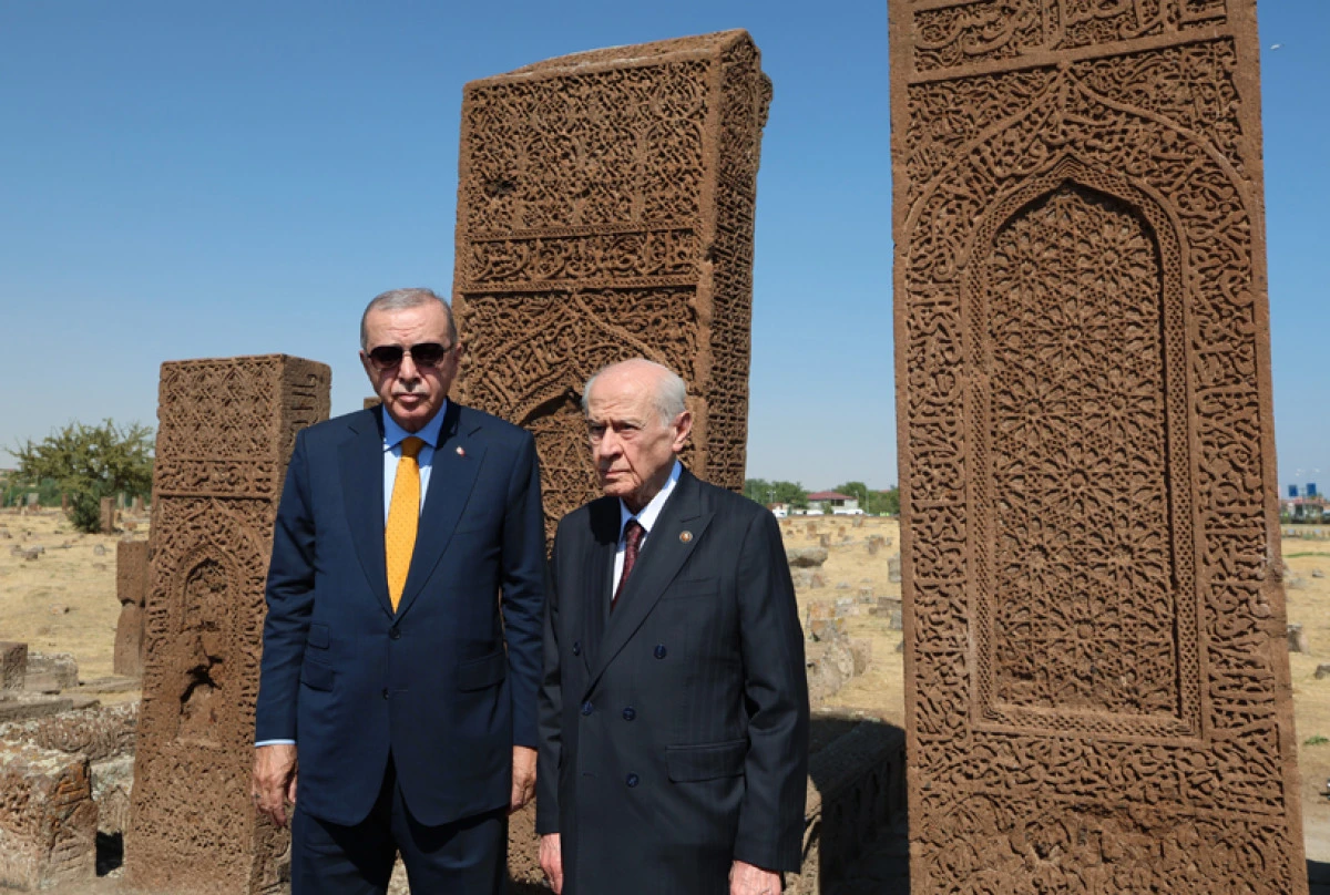 Erdoğan ve Bah&ccedil;eli Ahlat&rsquo;ta