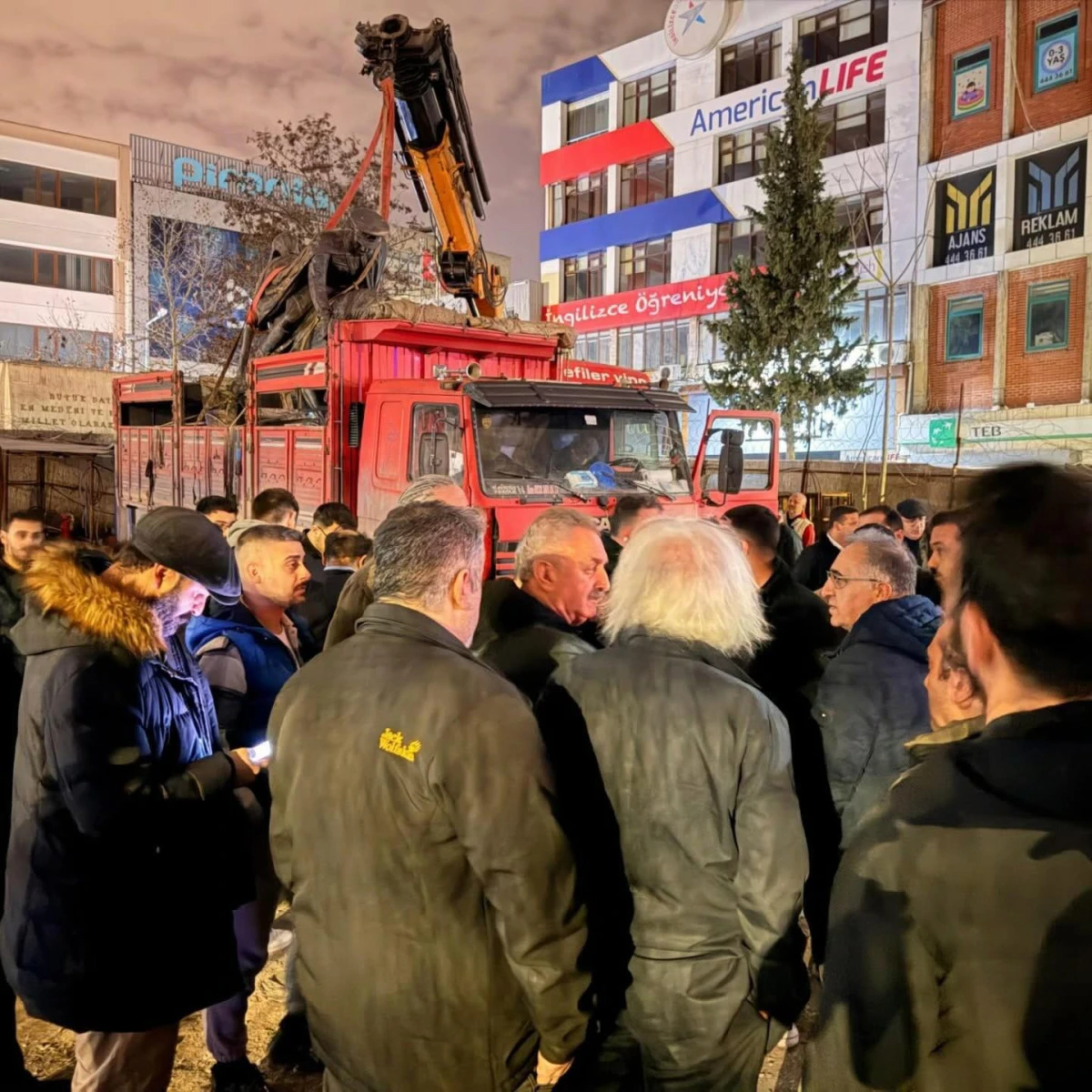 Gebze Cumhuriyet Meydanı&rsquo;nda Atat&uuml;rk Anıtı Gerginliği: Başkan B&uuml;y&uuml;kg&ouml;z&rsquo;den "Aynı Yerine Gelecek" S&ouml;z&uuml;