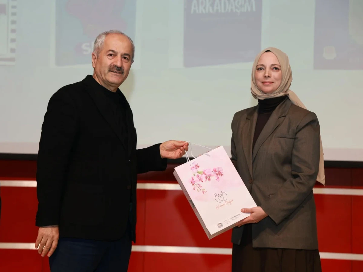 Gebze Okur Buluşmaları&rsquo;nda &Ouml;zg&uuml; G&uuml;ler S&ouml;yleşisi