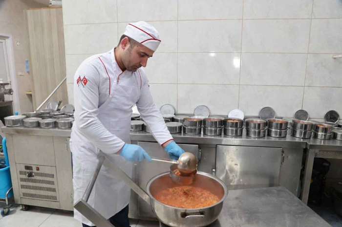 GEBZE&rsquo;DE G&Ouml;N&Uuml;LLERİ ISITAN HİZMET: AYDA 8 BİN &Ouml;Ğ&Uuml;N SICAK AŞ