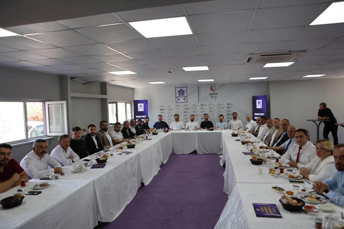 GEBZESPOR&rsquo;DAN DEV BULUŞMA! SİYASİ PARTİ İL&Ccedil;E BAŞKANLARI STADYUMDA BİR ARAYA GELDİ
