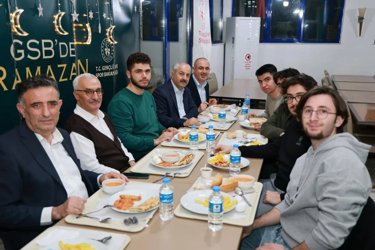 Gemini şunu dedi: KYK Yurdunda Sahur Bereket: Protokol &Ouml;ğrencilerle Buluştu