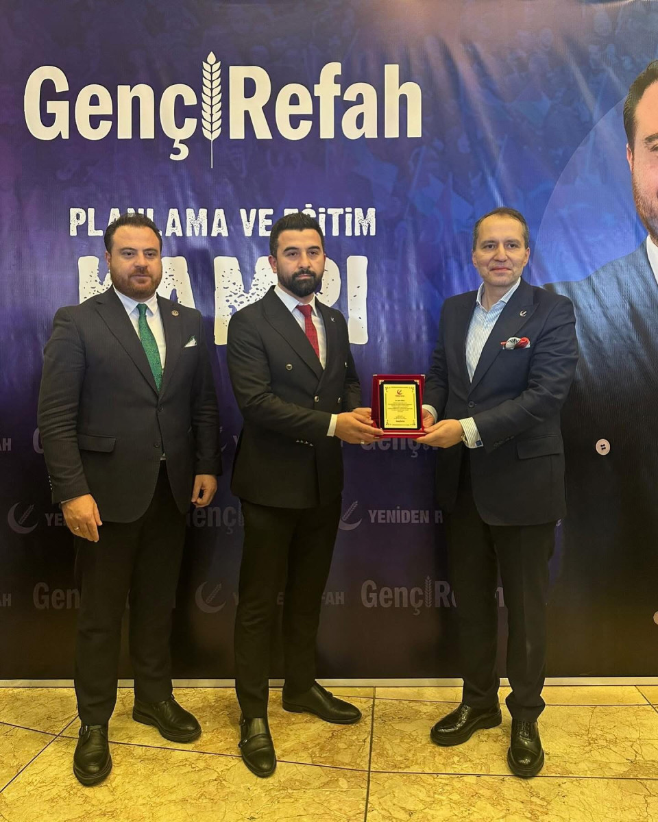 Genç Refah Kocaeli ‘ye Erbakan’dan Plaket