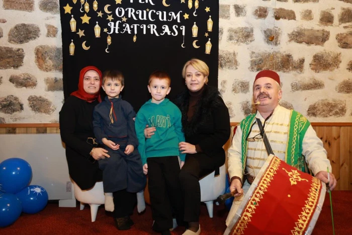 G&Ouml;KHAN ORHAN&rsquo;DAN SERT TEPKİ: &ldquo;CAMİYE PARTİ BAYRAĞIYLA MI GİRİLİR?&rdquo;