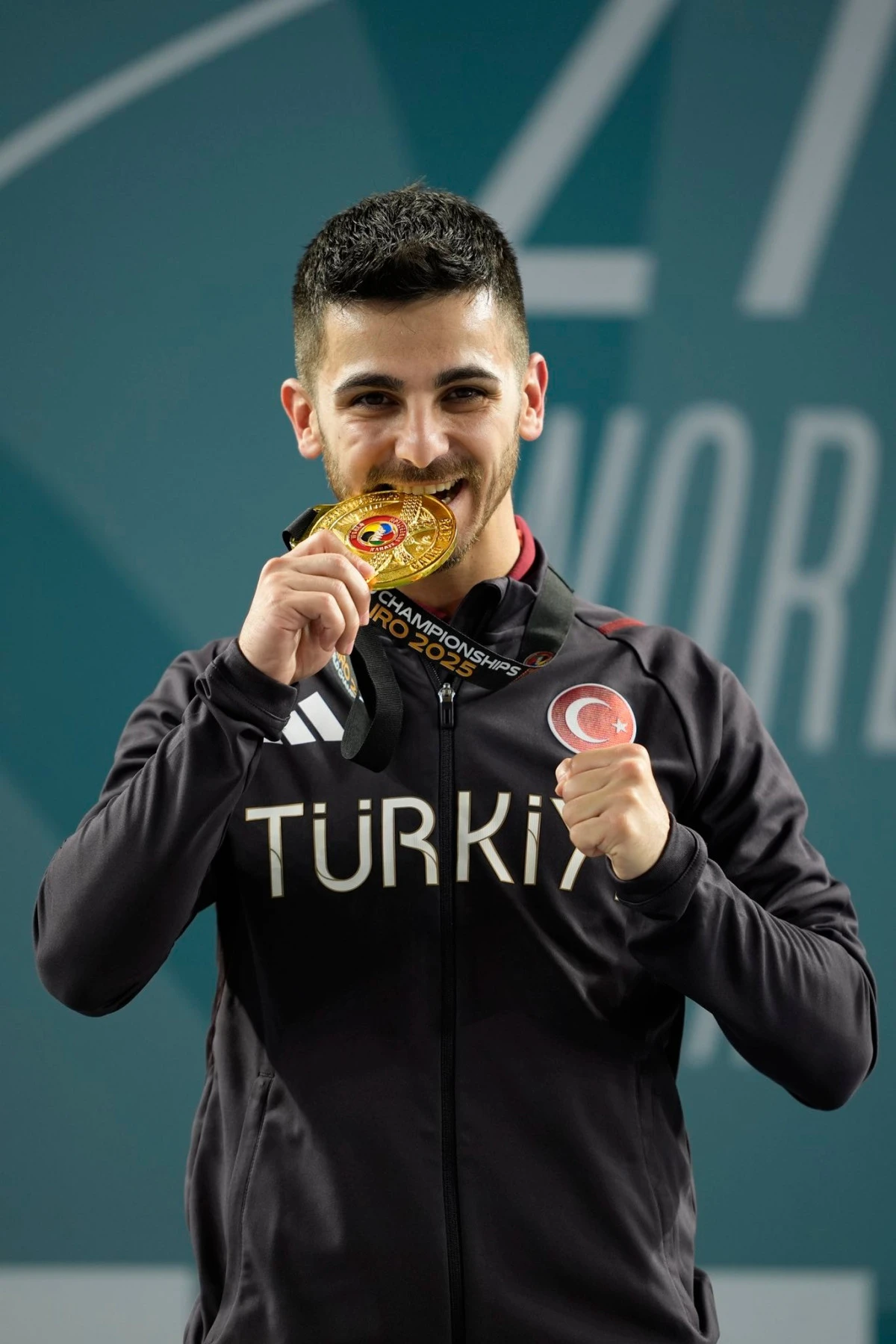 Milli karateci Eray Şamdan d&uuml;nya şampiyonu