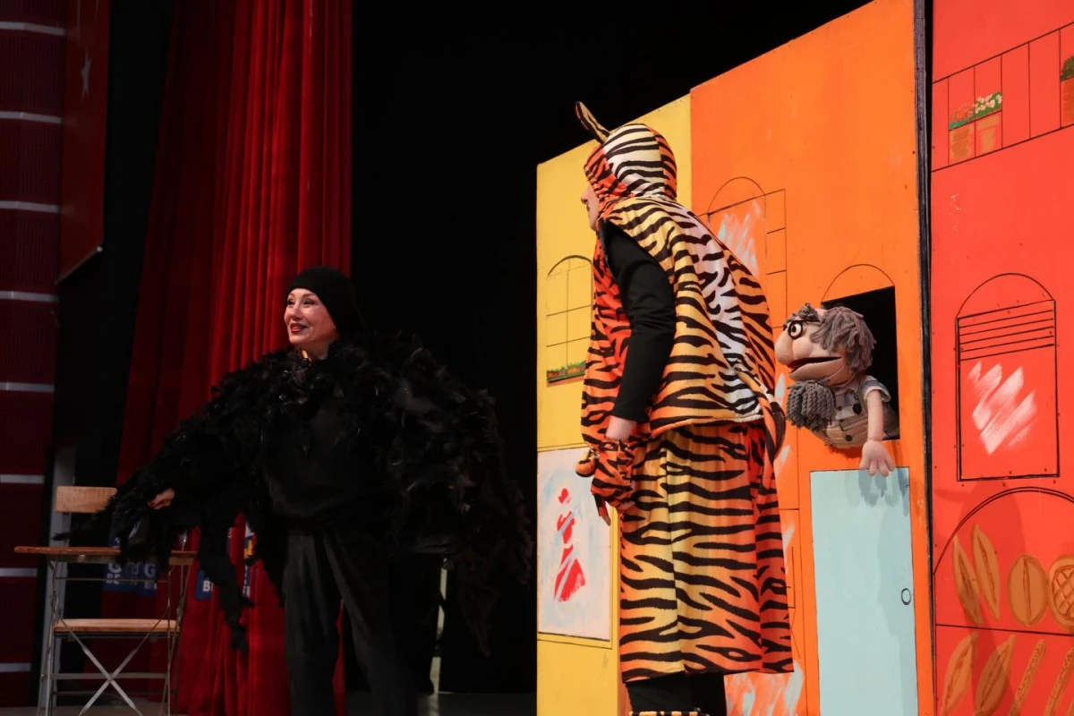 Renkli &Ccedil;oraplı Kuzgun Minik Tiyatroseverlerle Buluştu